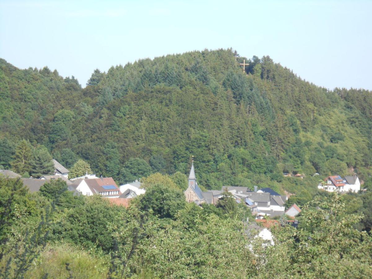 Modern Holiday Home Idyllic Setting With Terrace 메데바흐 외부 사진
